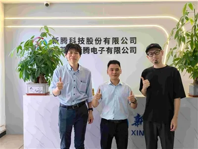 일본 고객이 Xinteng Electronics를 방문하여 생산 라인에 대해 알아보았습니다.